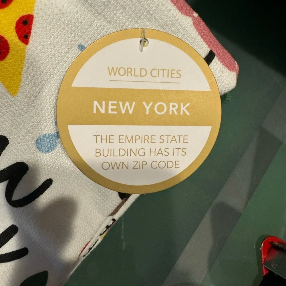 ISAAC MIZRAHI set of 2 NEW YORK kitchen towels- super cute and practical too! 🍎